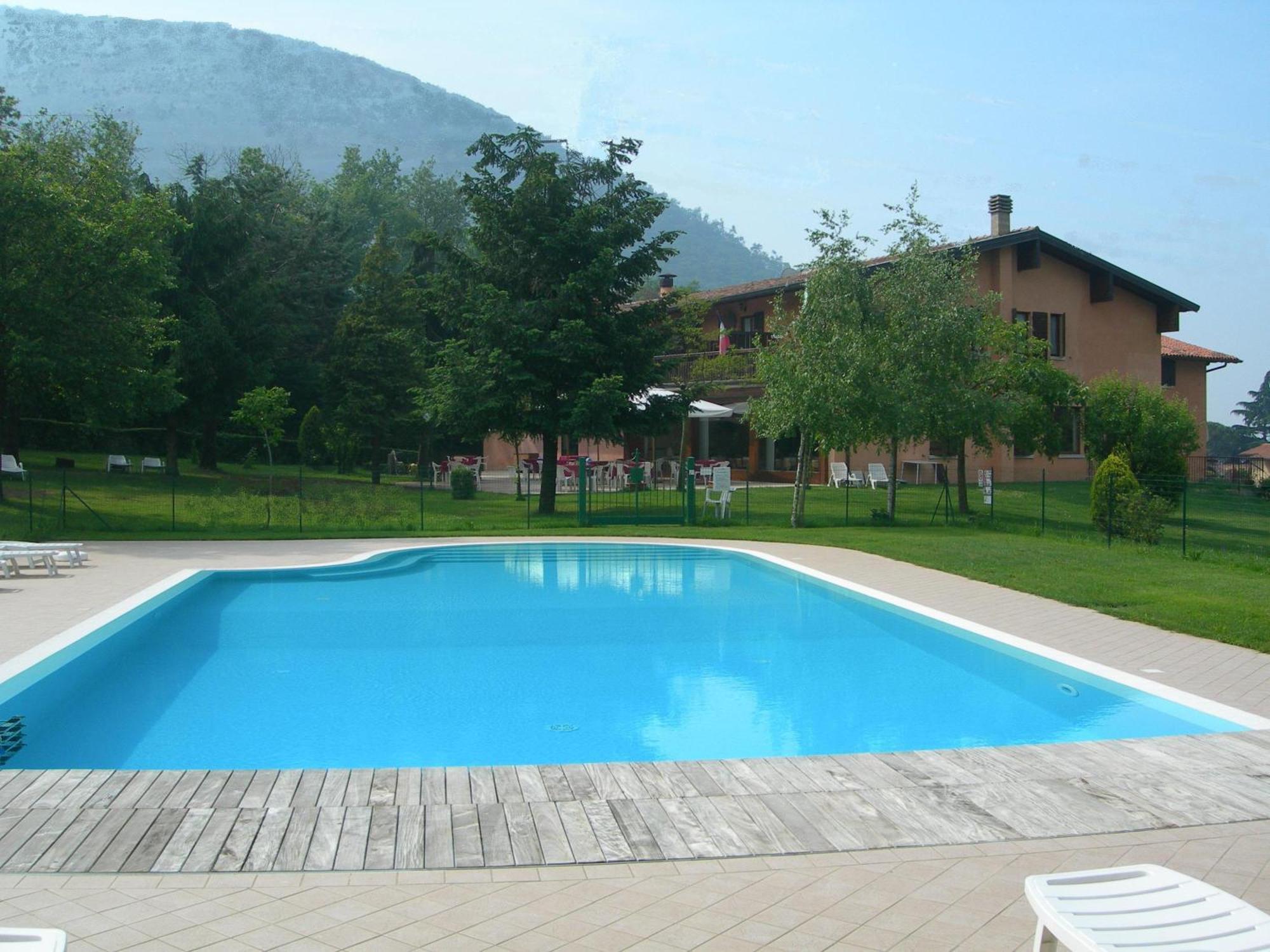 Hotel Colomber Gardone Riviera Exteriör bild