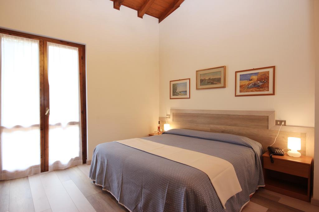 Hotel Colomber Gardone Riviera Exteriör bild