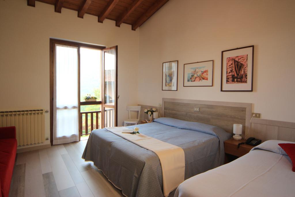 Hotel Colomber Gardone Riviera Exteriör bild