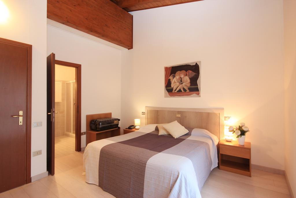 Hotel Colomber Gardone Riviera Exteriör bild
