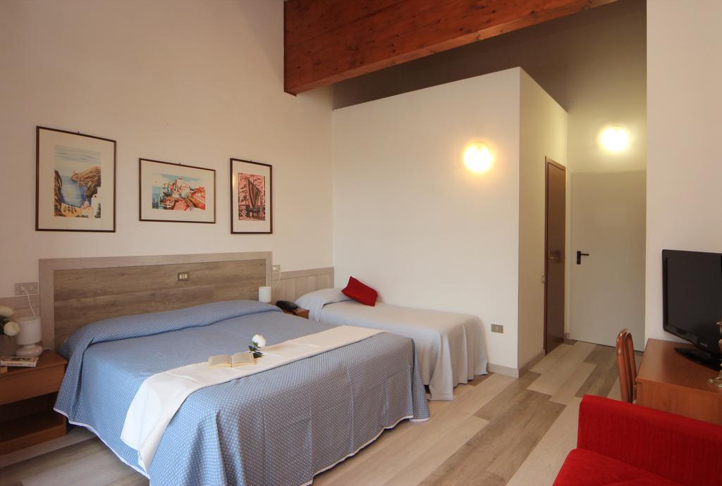Hotel Colomber Gardone Riviera Exteriör bild